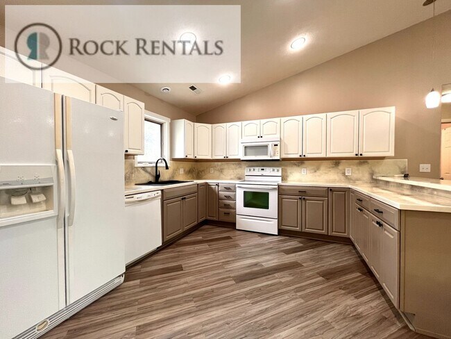 Foto del edificio - 3 Bed 2 Bath House with Attached Garage