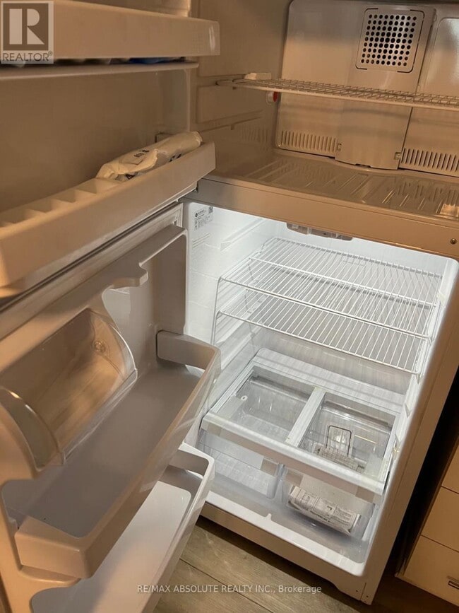 Building Photo - 550 Cambridge St S