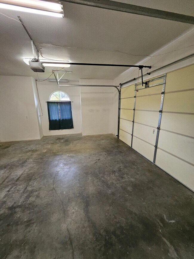 Foto del edificio - Lovely & spacious 3 bedroom 2 bath home (u...