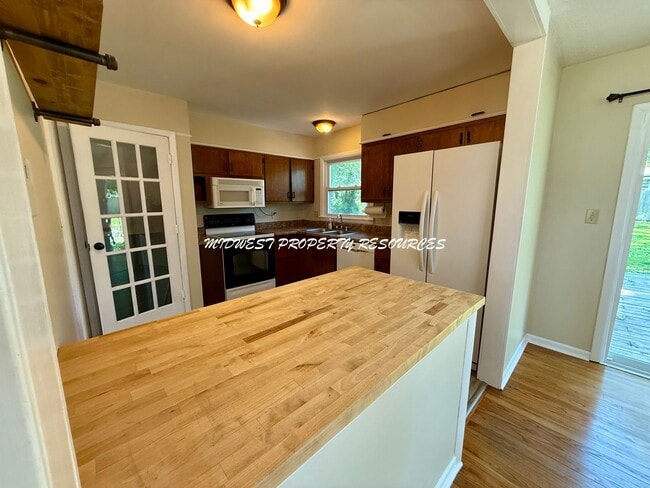 Building Photo - Spacious Home 3 Bedroom w/Fin basement for...