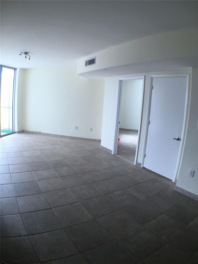 Foto del edificio - 350 S Miami Ave