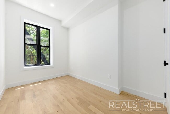 Foto del edificio - Brand New 3 Bed in Bed Stuy Brownstone!
