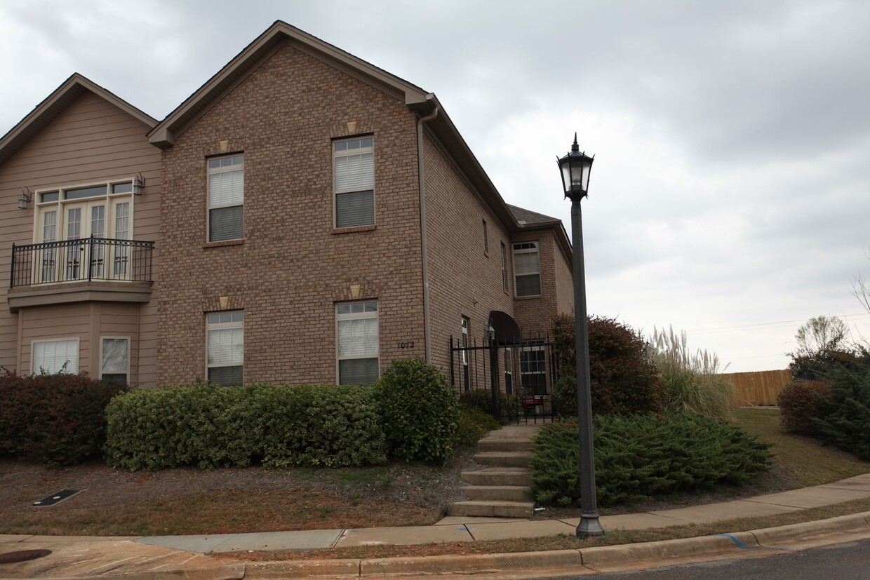 Primary Photo - 3 Bed/3.5 Bath Runningvine Townhome Availa...