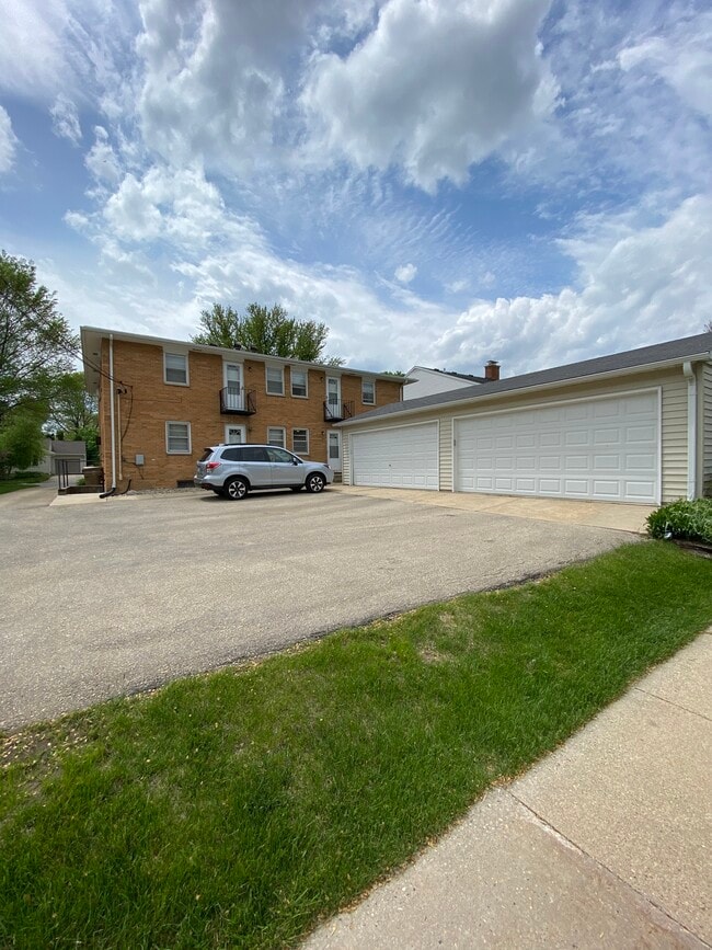 Building Photo - 406 Rushmore Ln