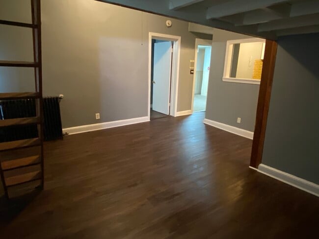 Building Photo - 465 Park Dr