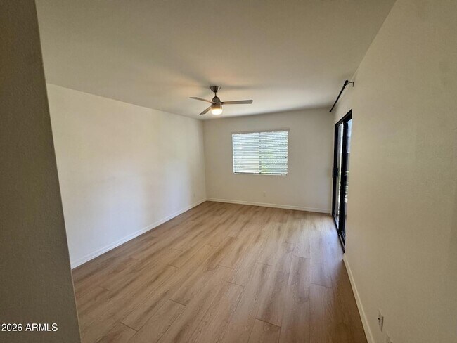 Foto del edificio - 3235 E Camelback Rd