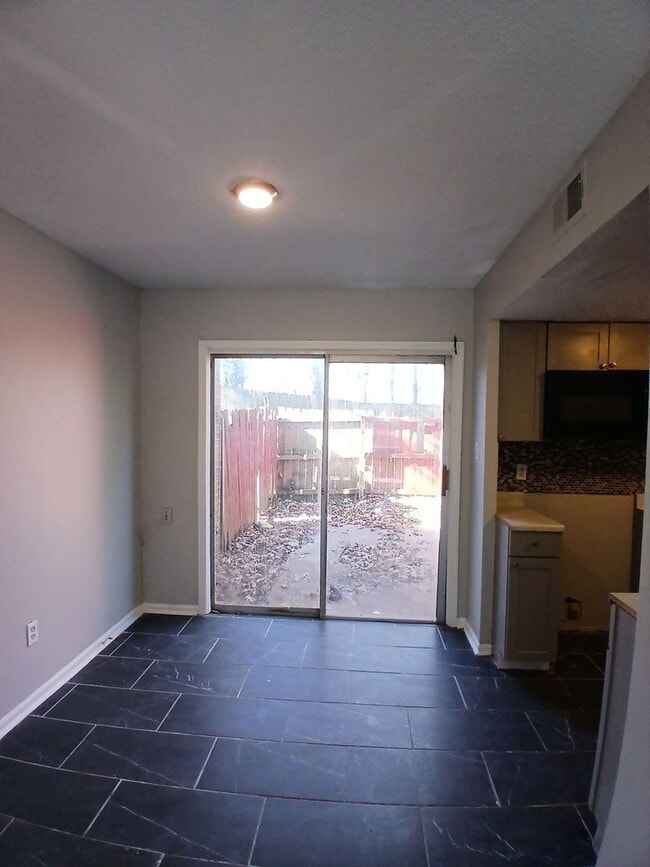 Building Photo - Updated 2 Bedroom 1.5 Bath Townhome