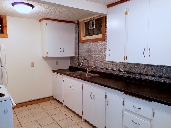 Building Photo - Cute, cozy 3-bedroom lower-level duplex!