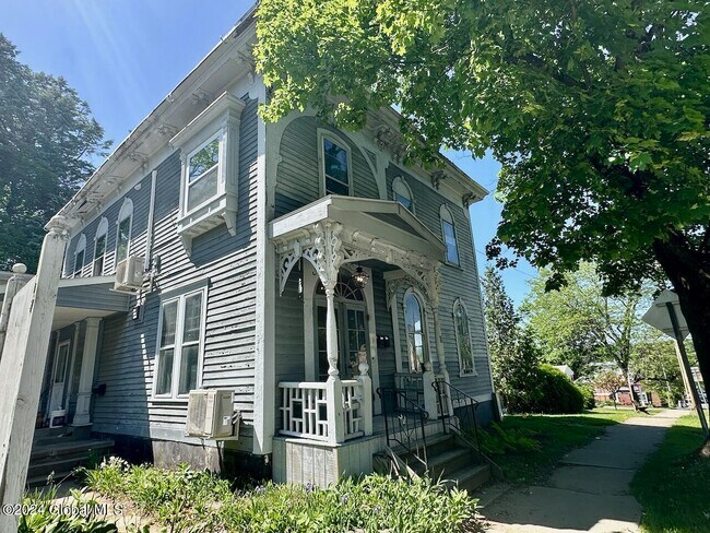Foto del edificio - 17 Milton Ave