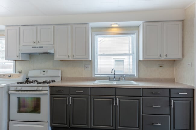 Building Photo - 327 Fairlawn Dr