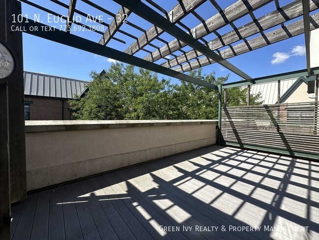 Building Photo - Gorgeous, Modern, Oak Park, 4-Level Townho...