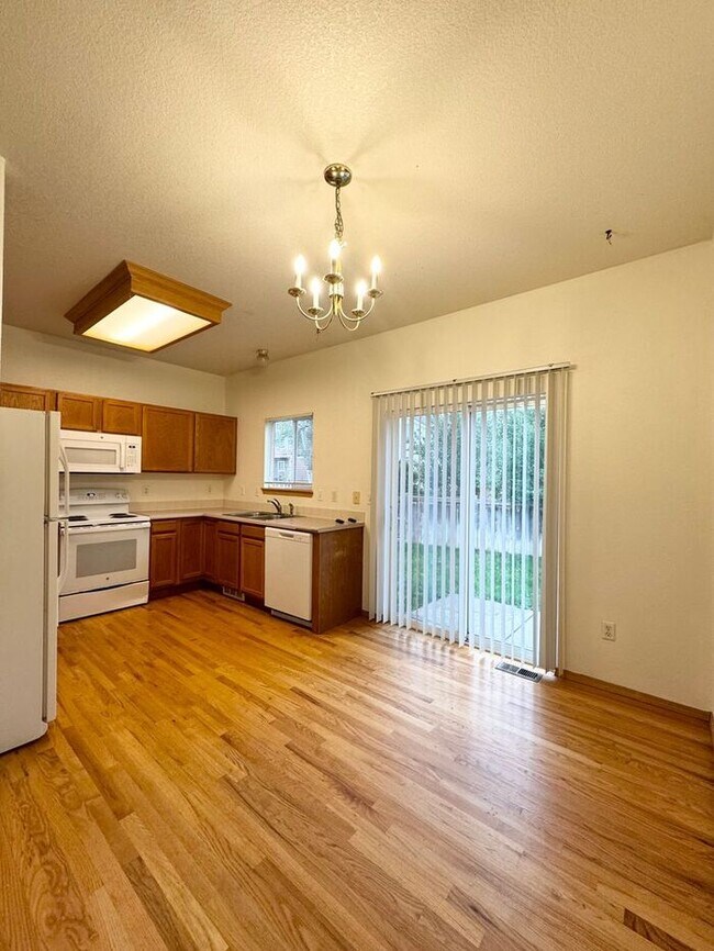 Foto del edificio - Charming 3 Bed/2 Bath Home with Attached 2 Car Garage in Mariana Butte