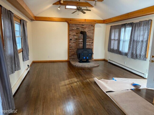 Building Photo - 3 br, 1 bath House - 30 Chestnut St