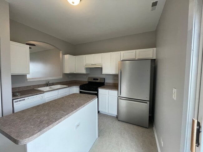 Building Photo - 1624 Fieldstone Dr N