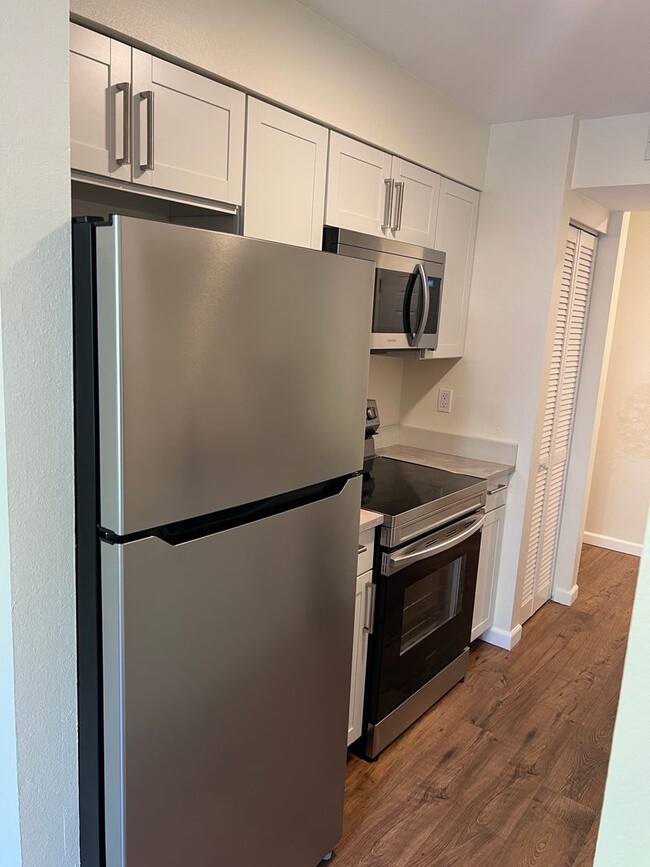 Building Photo - Newly renovated 2 bed x 1 bath on top floor in Kirkland!
