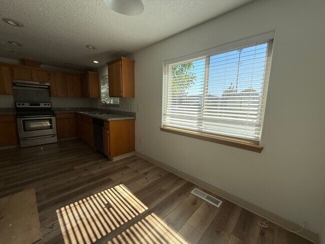 Building Photo - 3 Bed, 2 Bath with Garage, W/D, and Fenced...