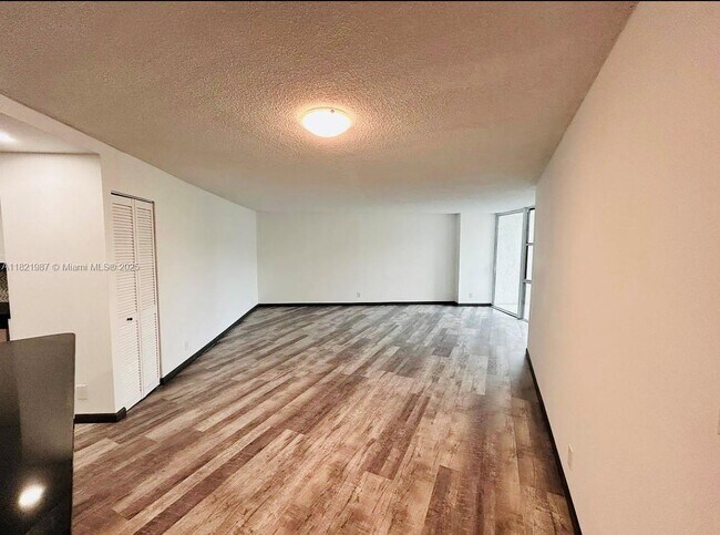 Building Photo - 800 Parkview Dr