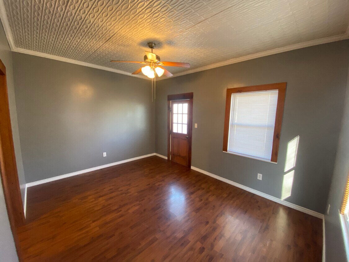Living room - 921 4th St