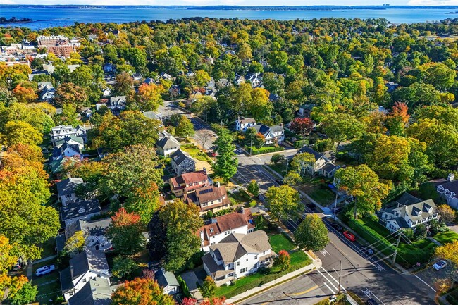 Building Photo - 219 Larchmont Ave