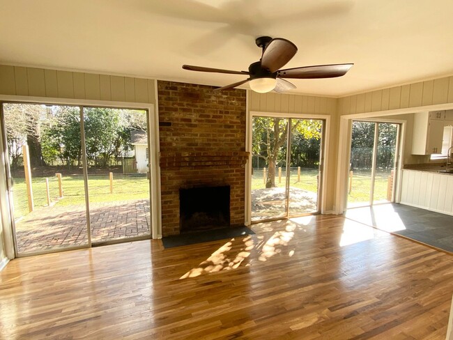 Foto del edificio - Mid-century ranch on half acre lot in beau...