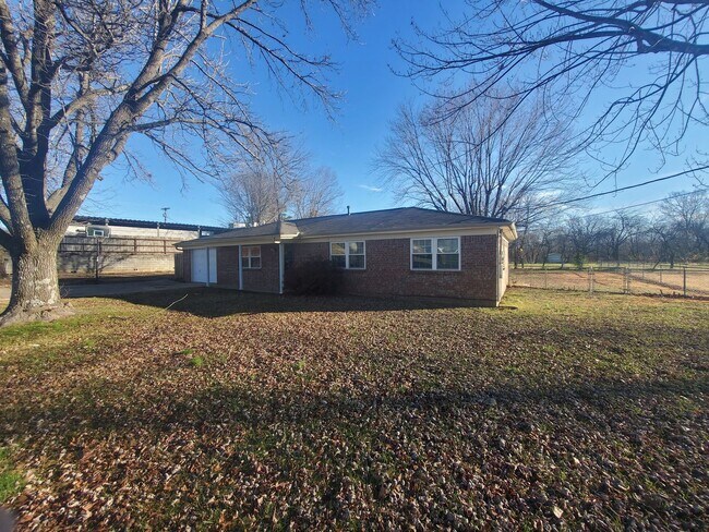 Foto del edificio - Nice 3 bedroom 2 bath home with fenced in ...