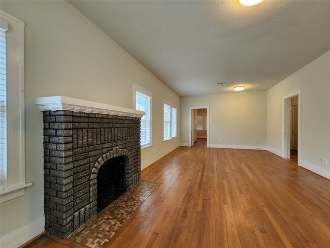 Building Photo - 747 E 18th St