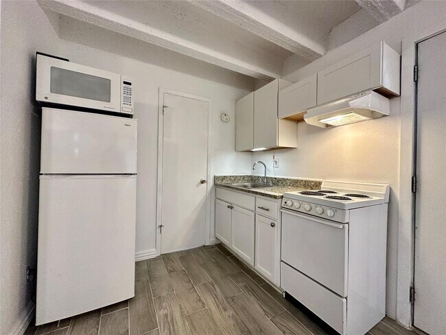 Building Photo - 5916 Lago Vista Way