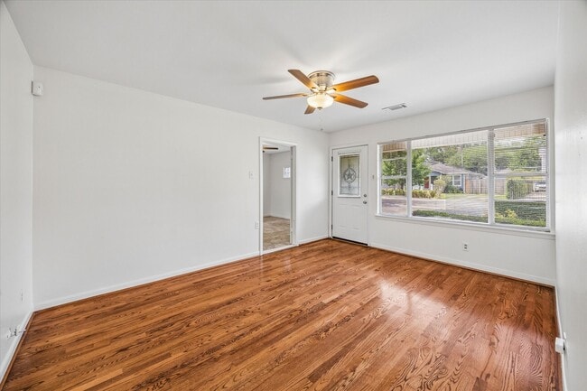 Building Photo - 820 E 28th St