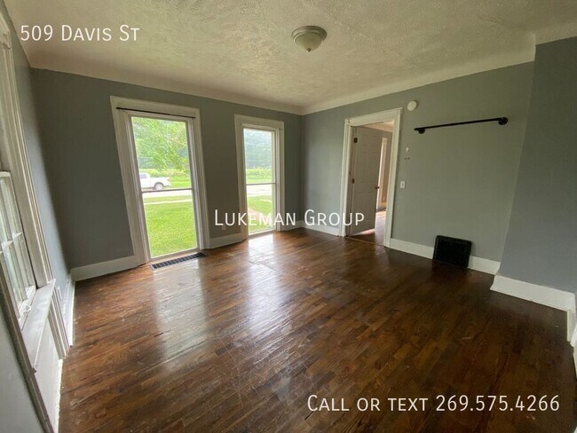 Building Photo - 509 Davis St