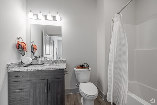 2BR, 2BA - 1,087SF - The Shoreline - Bathroom - Mona Shores Flats