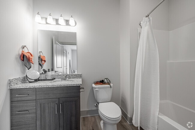 2BR, 2BA - 1,087SF - The Shoreline - Bathroom - Mona Shores Flats