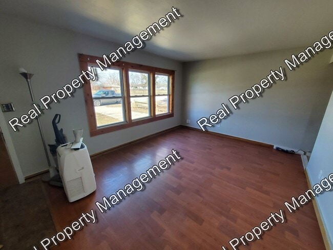 Foto del edificio - Updated Hessville 3 Bedroom Ranch