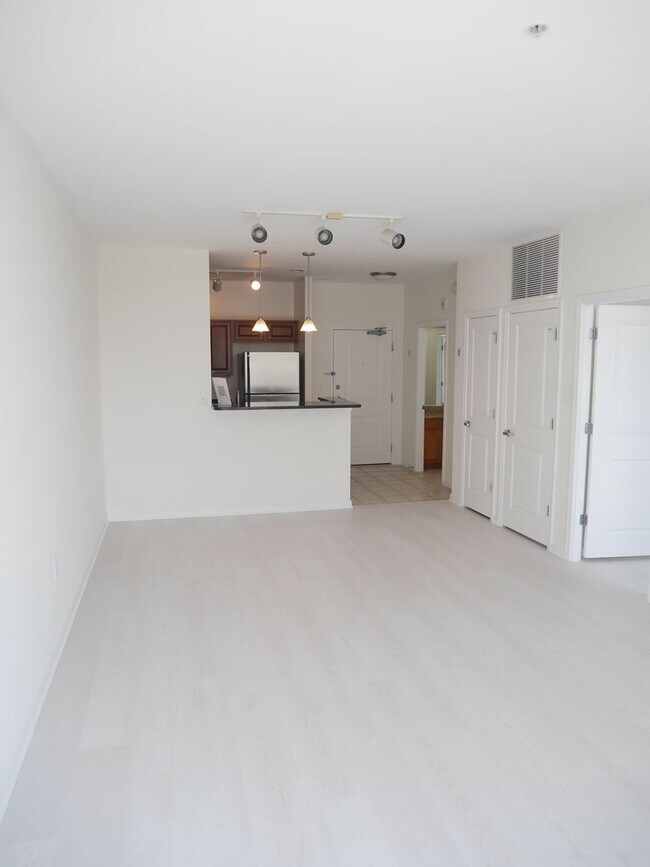 Foto del edificio - Modern 1-Bedroom Condo in One Independence...