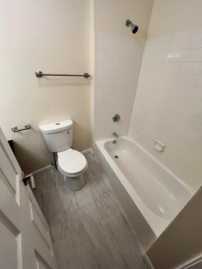 Building Photo - 17 Bow St