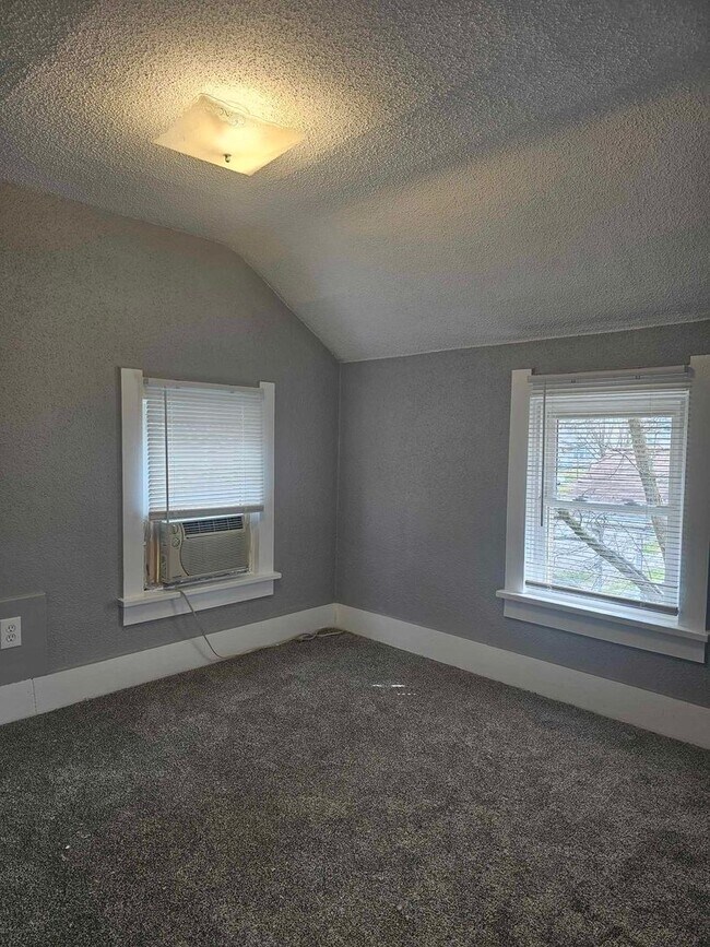 Building Photo - Unique home with lots of light!
