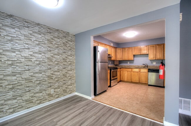 Building Photo - 100 Chaucer Rd