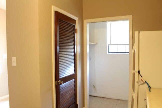 Building Photo - 399 Sunset Dr