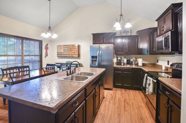 Building Photo - Pet Friendly Four Bedroom!