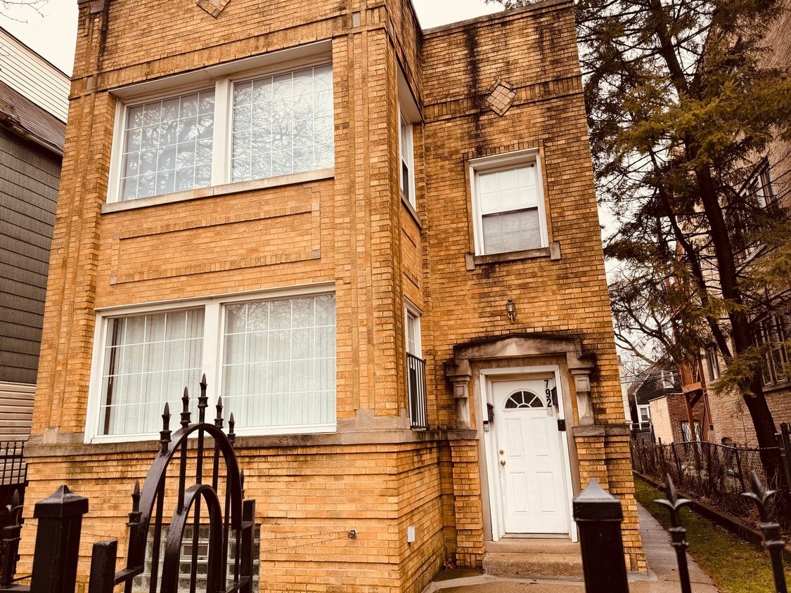 Primary Photo - 7920 S Manistee Ave