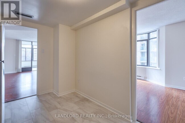 Photo du bâtiment - 135 George St S