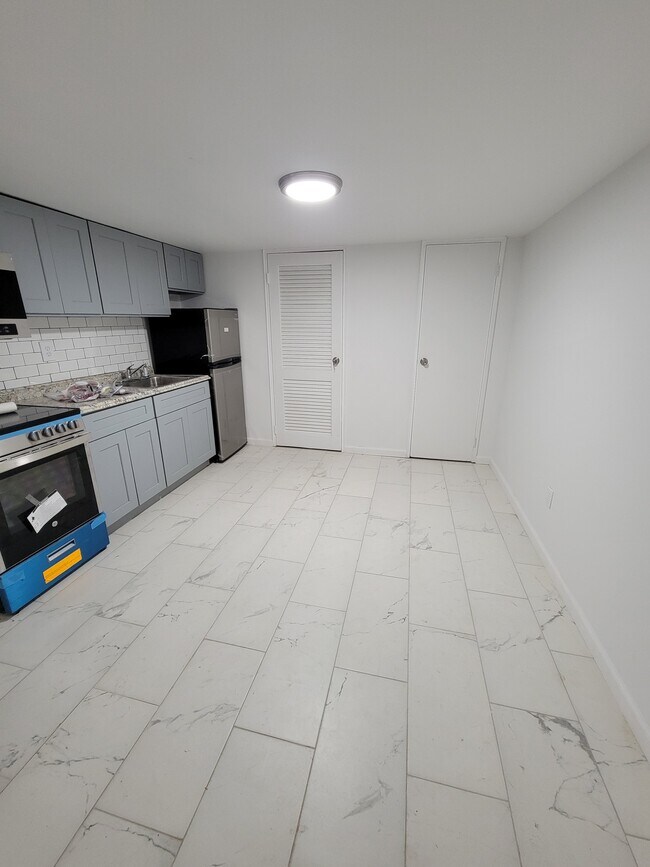 Foto del edificio - 933 E 82nd St