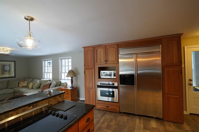 Foto del edificio - 308 Golden Hill Rd