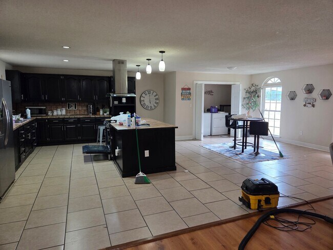 Foto del edificio - 4560 Shore Dr