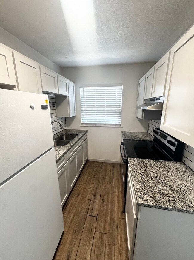 Foto del edificio - 4707 Shadylane Dr