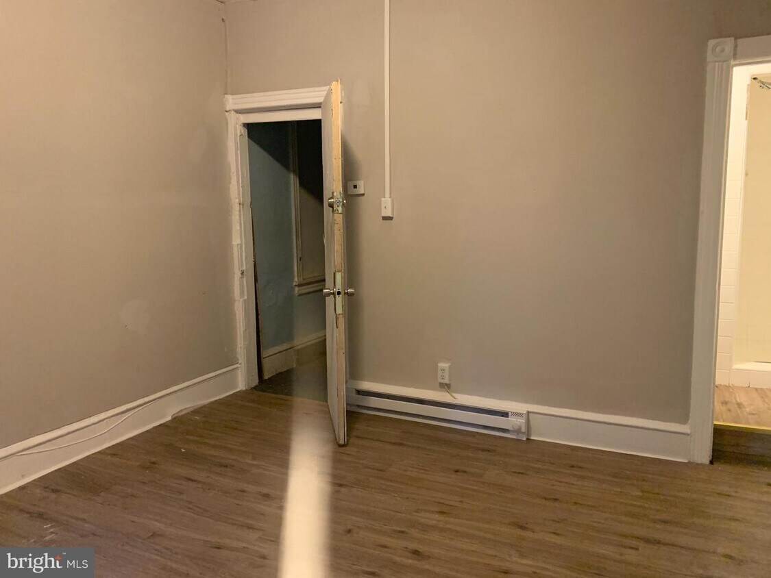 Foto principal - 6706 Woodland Ave