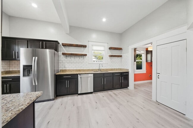 Building Photo - 4 Bedroom 2 Bath Tobin Hill Subdivision