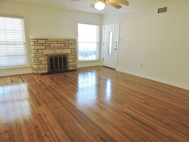 Foto del edificio - Westcliff - TCU area four bedroom home for...