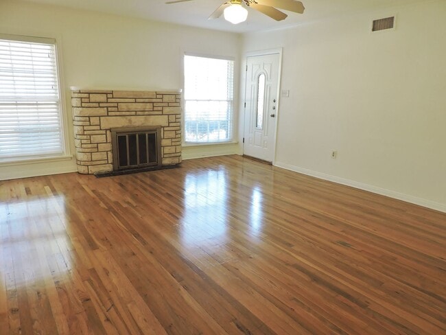 Building Photo - Westcliff - TCU area four bedroom home for lease