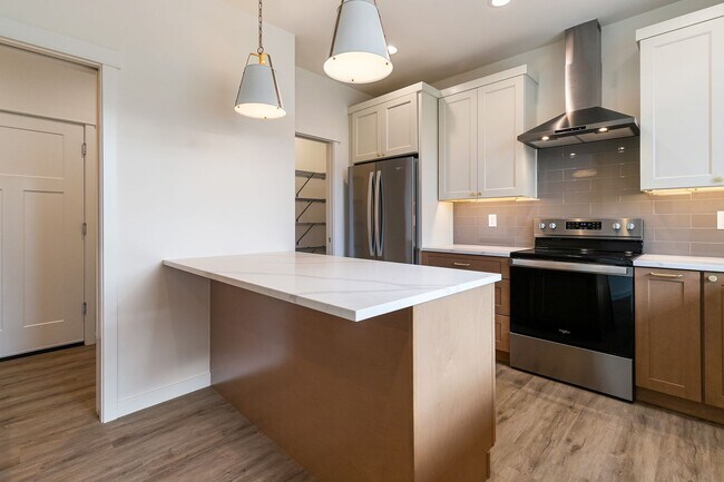 Foto del edificio - Halleck Townhomes Triplex