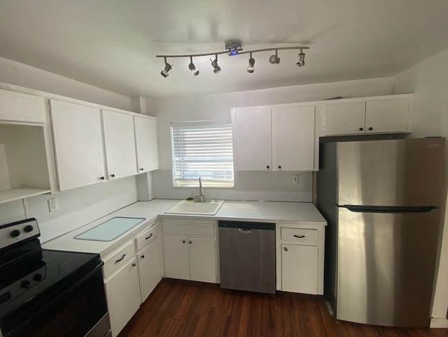 Building Photo - 7620 Carlyle Ave